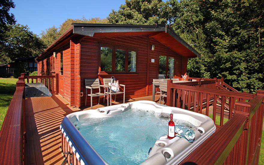 Superior Lodge (with Hot Tub)