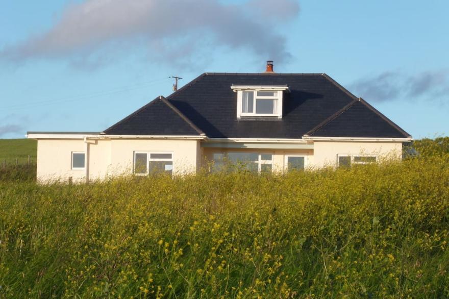 Escape To A Cliff Top Location Superb Sea Views. No Traffic Noise. Pets Welcome