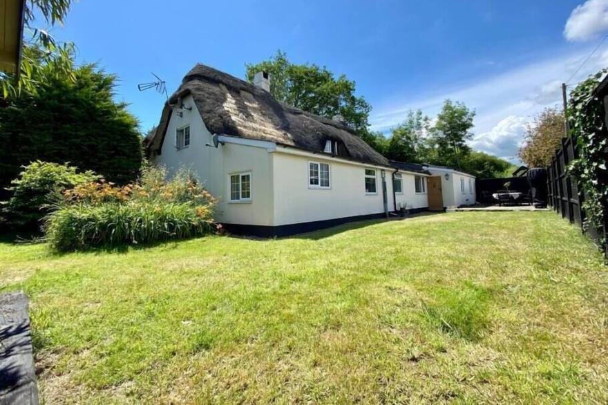 Large 5 Bedroom Thatched Cottage - Great Location!