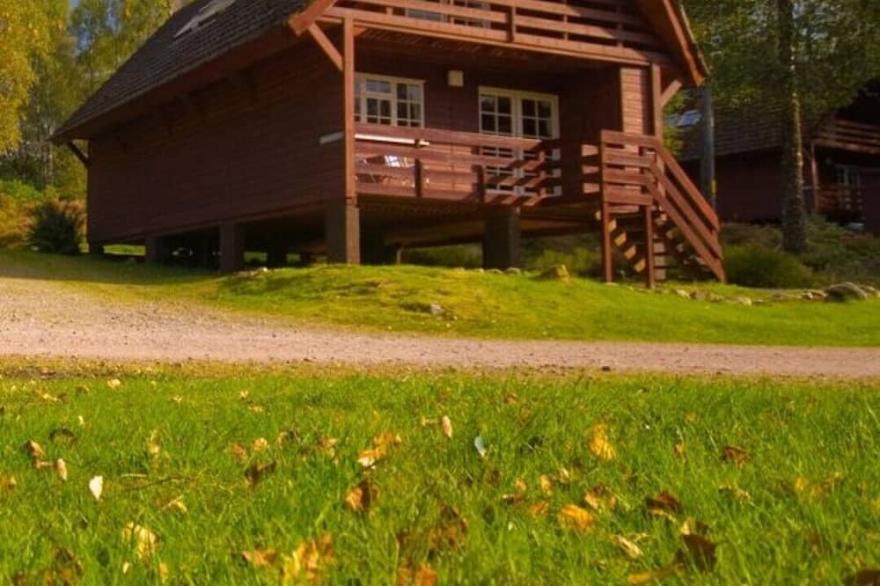 Woodland Lodge In Scottish Highlands With Wifi  - For 6 Guests  In 3 Bedrooms