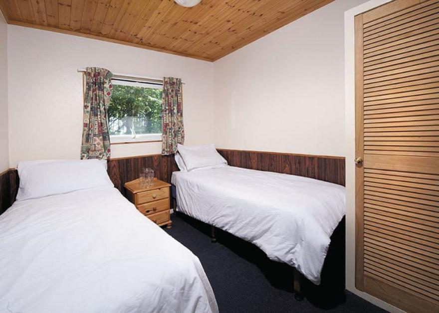 SI 2 Bed Bronze Chalet sleeps 4 Pet