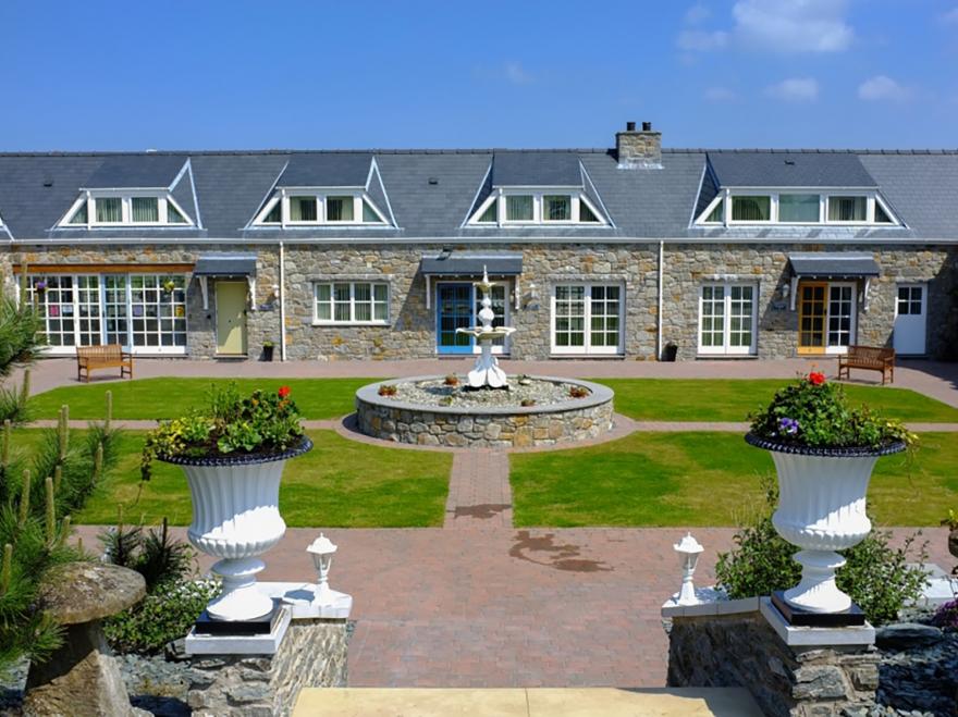 Tyn Towyn - Ty Gwyrdd Golau