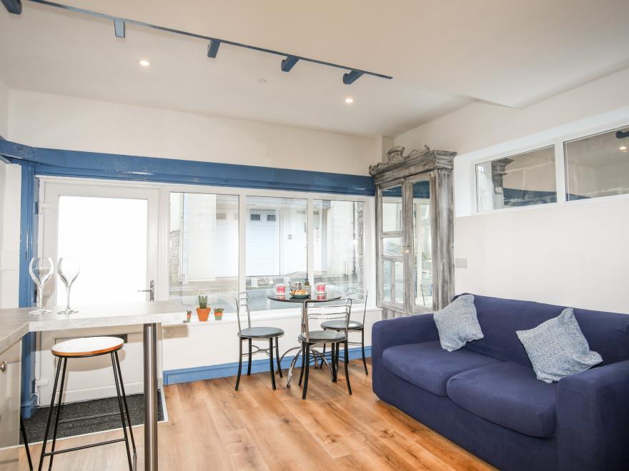 Ty Coets (Coach House)
