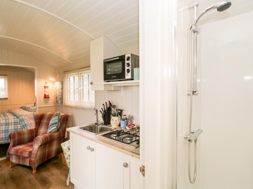 Seashore Shepherds Hut @ Moat Farm