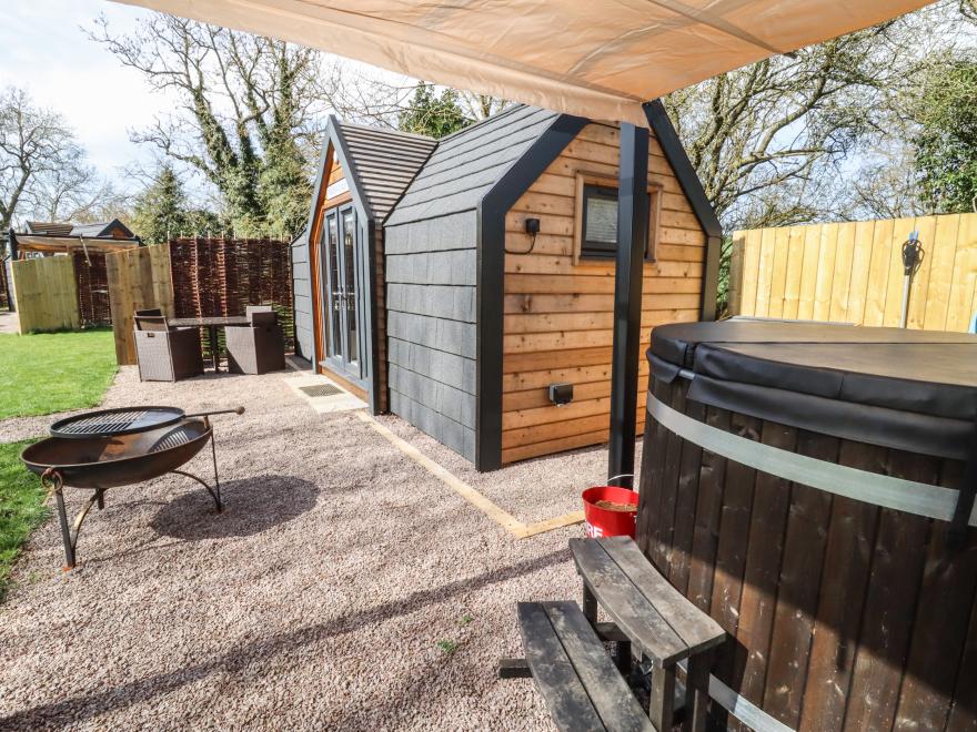 The Shepherds Hut At Bridge Lake Farm & Fishery