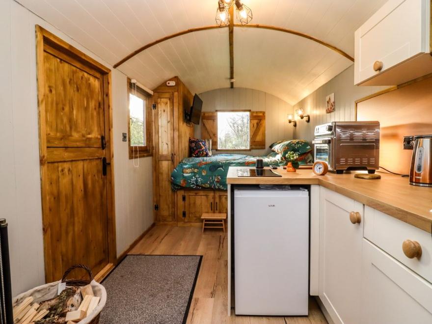The Foxes Den Shepherds Hut