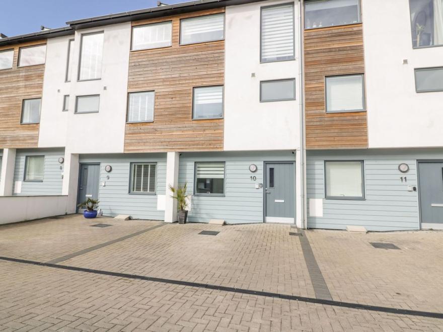 10 Quay Court