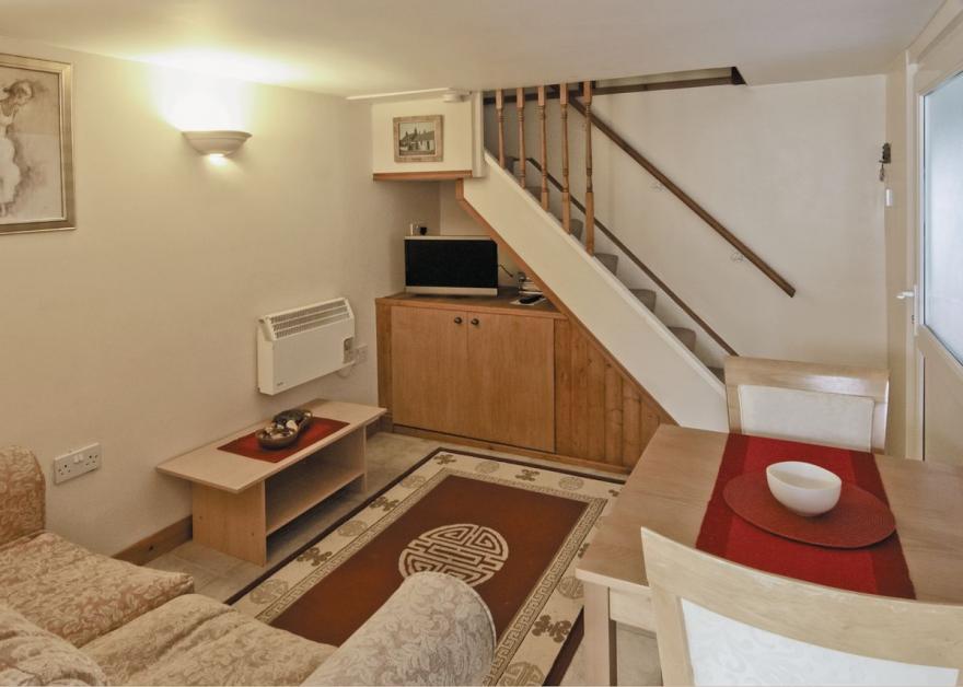 Ty Cefyl Bach - HW7760