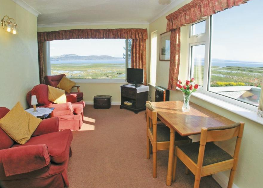 Dolphin Cottage - E5066