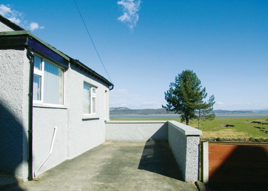 Dolphin Cottage - E5066