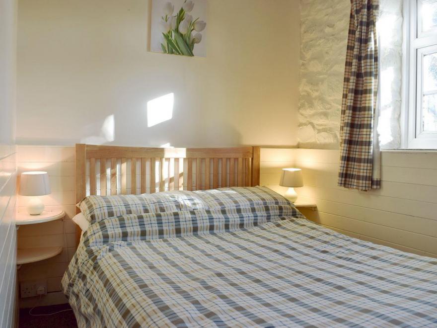 Corner Cottage - W42503