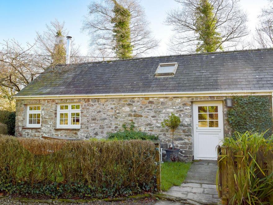 Corner Cottage - W42503