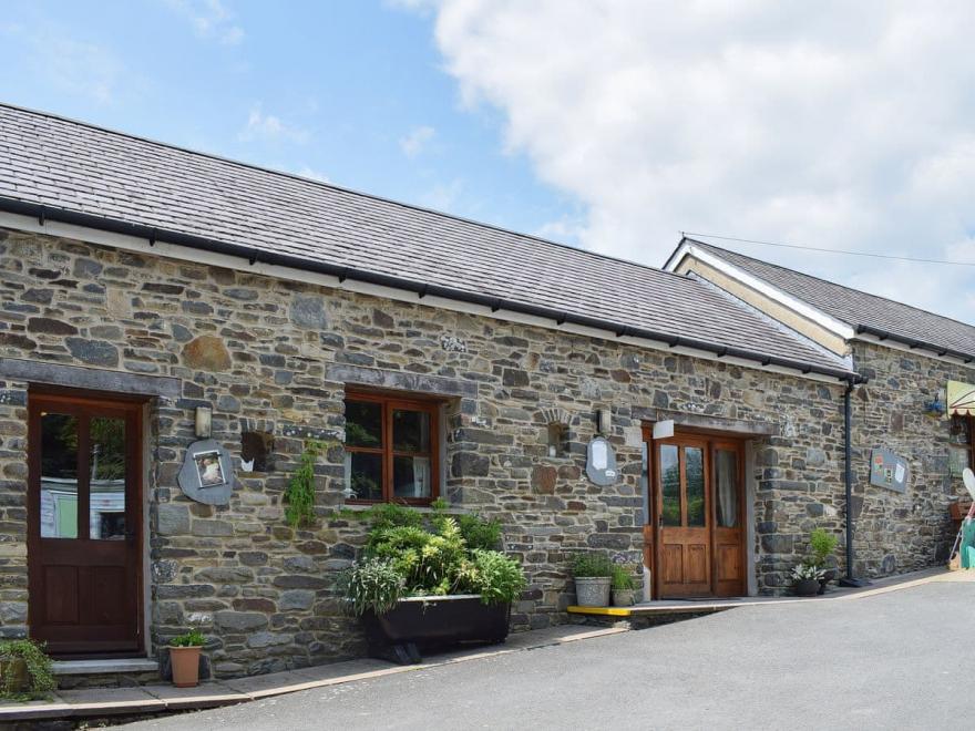 Siop Shoni Bric a Moni- W42764