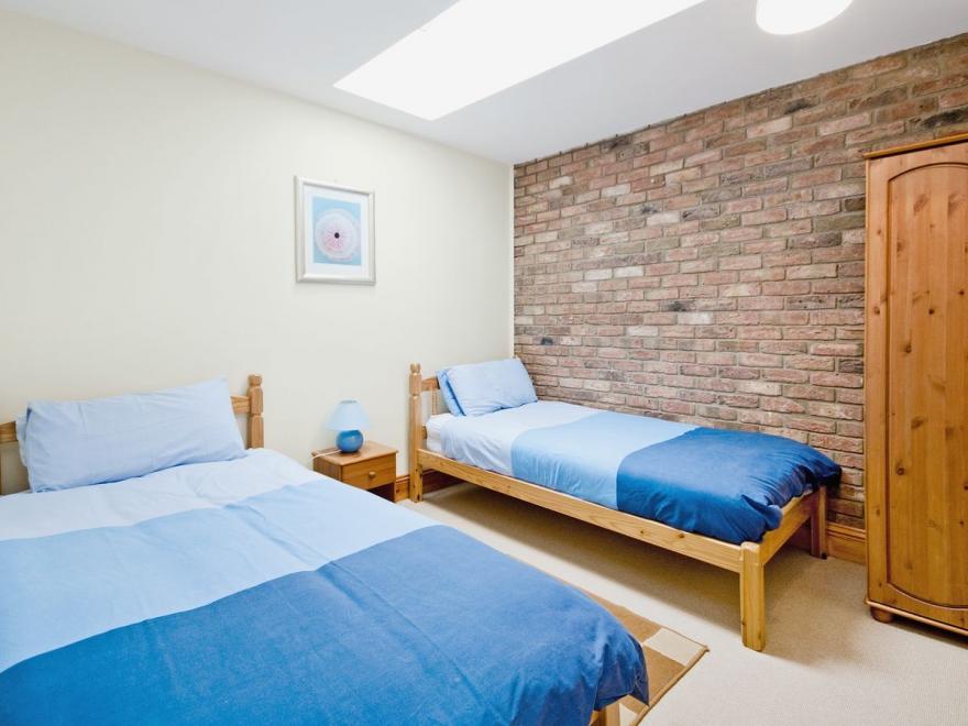 Close Cottage - W41944