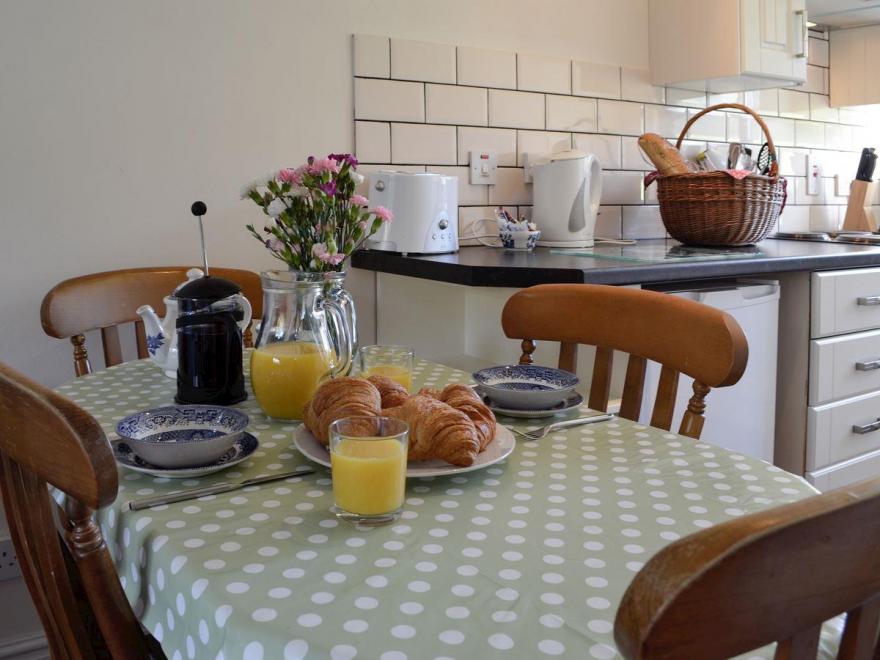 Robin's Retreat - UK6548