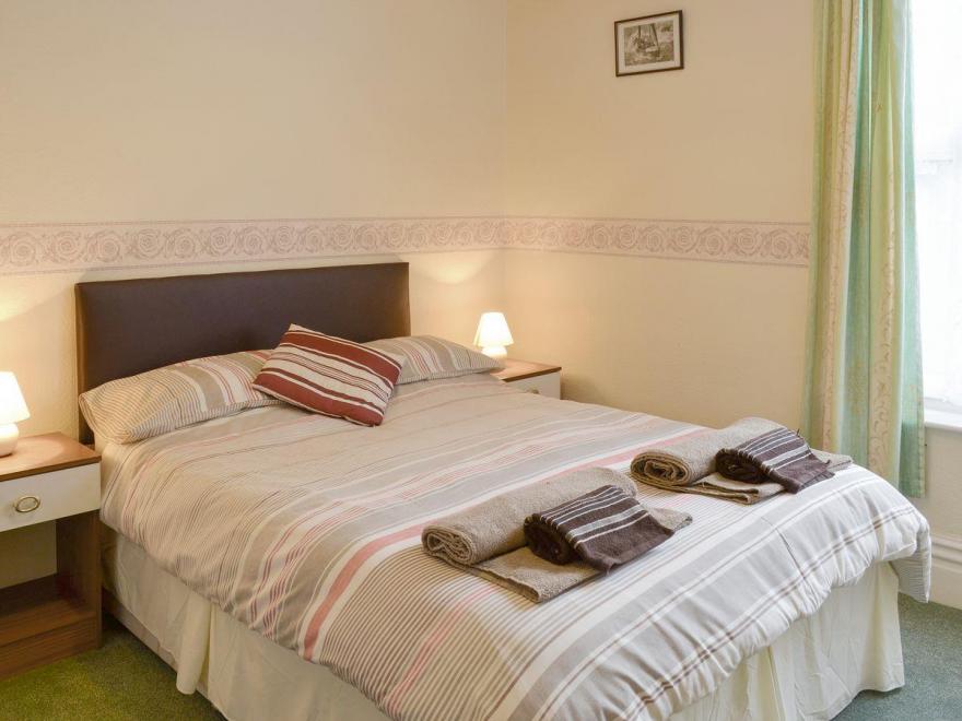 Sunnyside Holiday Apartment 1 - UK2433