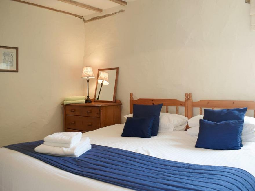 The Parlour - UK6717