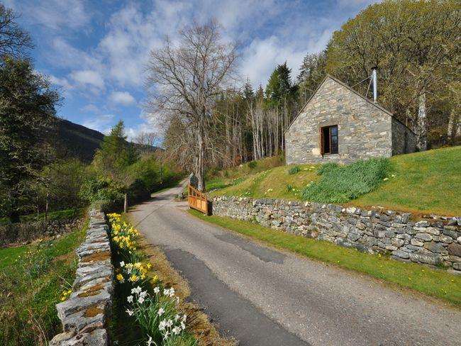 Cottage in Loch Ness, The Highlands