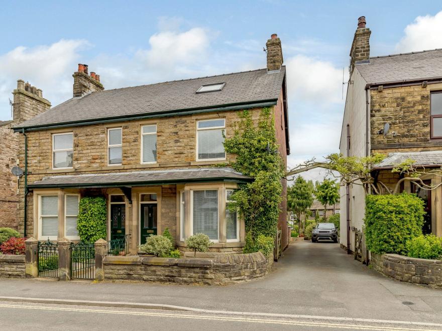 House in Chapel-En-Le-Frith, Derbyshire