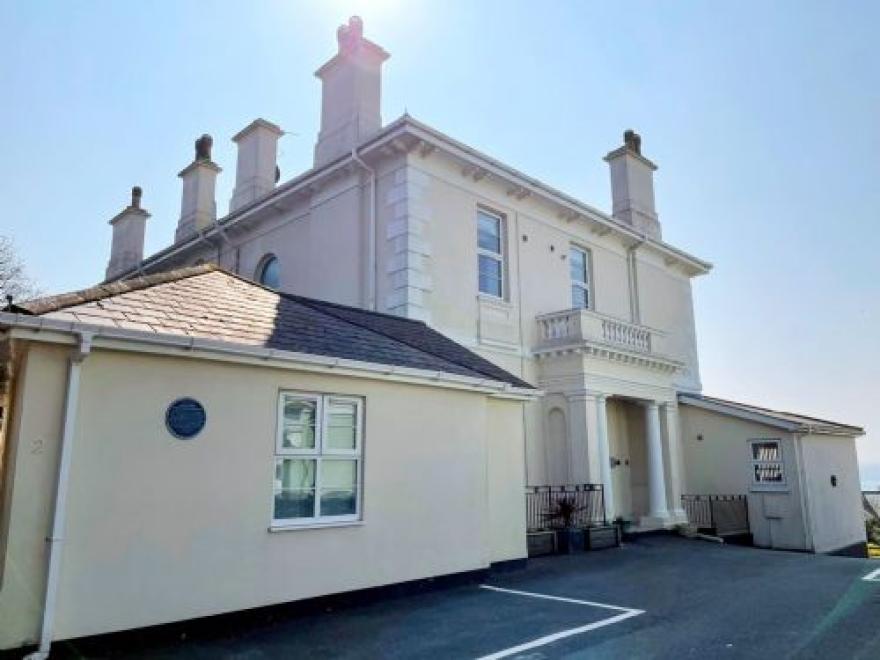 2 Ellington Court
