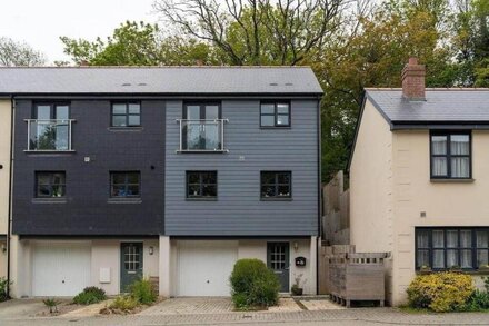 Modern Townhouse in Penryn with Private Parking