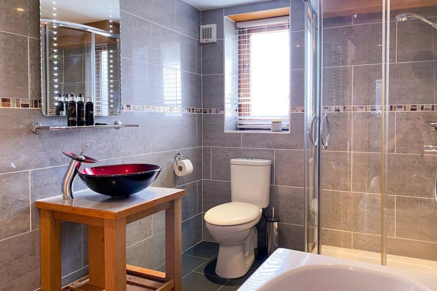 Romantic Retreat Just For Two With Countryside And Sea Views