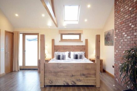 Wake Up To Outstanding Rolling Countryside Views, Underfloor Heating, Spa Bath