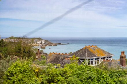 Primrose Cottage – Parking - Sea Views - Sleeps 6  - Pet Friendly