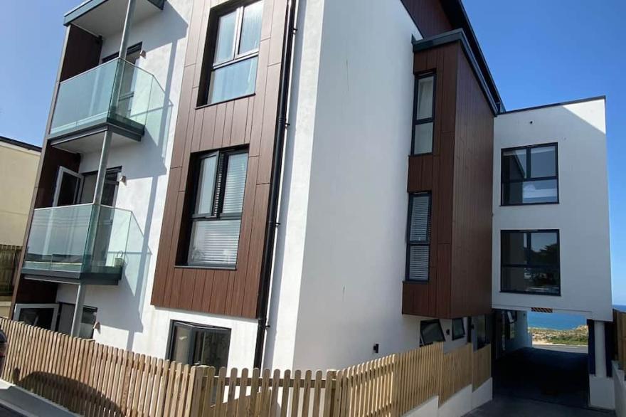 Watergate View 2 is a 2 bed brand new coastal apartment in Porth