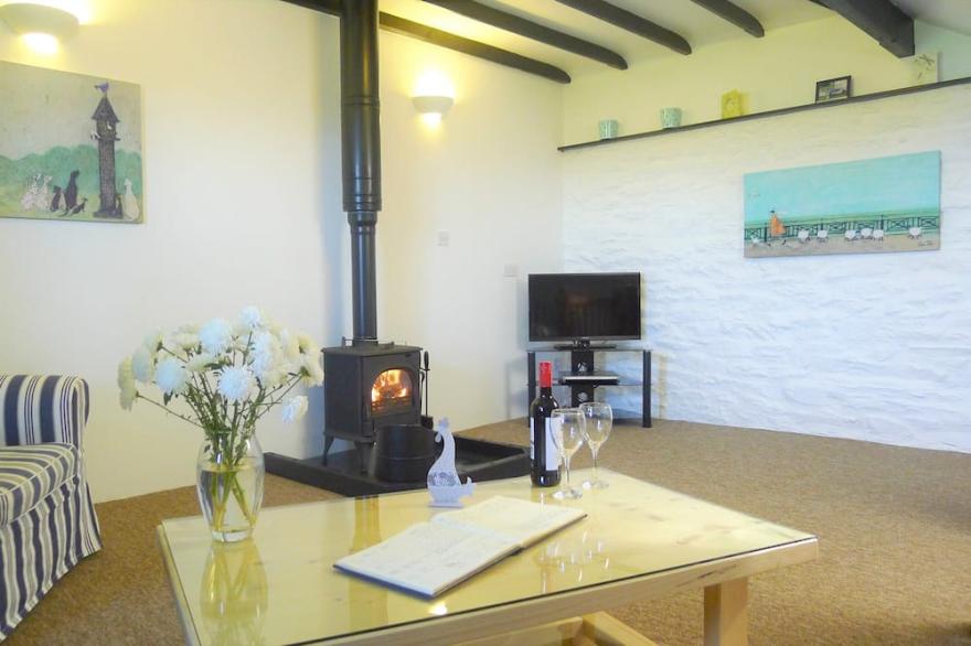 Pretty, Romantic Cornish Cottage with Hot Tub & Sauna near the Beach