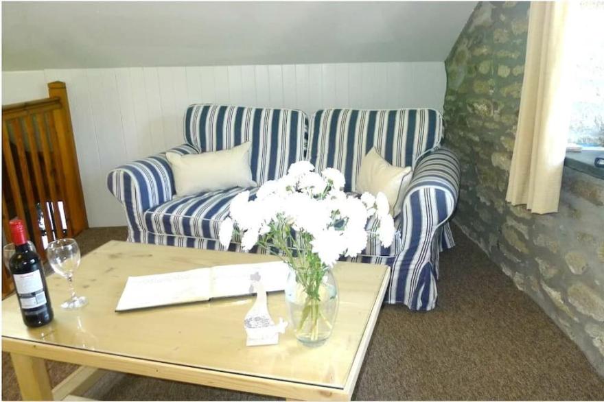 Pretty, Romantic Cornish Cottage with Hot Tub & Sauna near the Beach