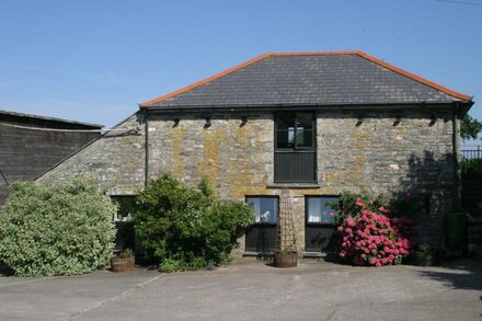 Pretty, Romantic Cornish Cottage with Hot Tub & Sauna near the Beach