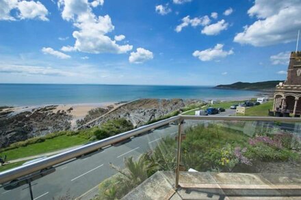 Lovely 2 bed apartment opposite main beach on Woolacombe Esplanade with fab seaviews and large balco