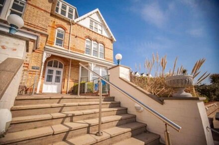 Lovely 2 bed apartment opposite main beach on Esplanade with fab seaviews !