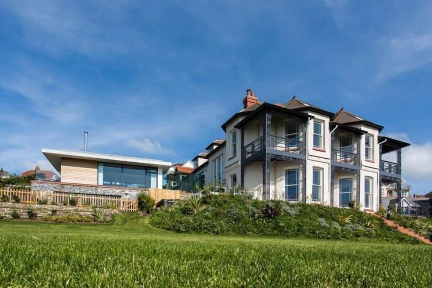 A simply stunning 3 bedroom apartment overlooking Woolacombe beach with hot tub!