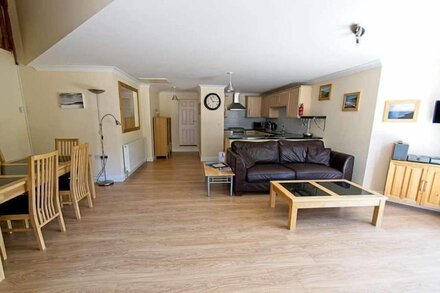 Great dog friendly 2 bed apartment close to village and beach.