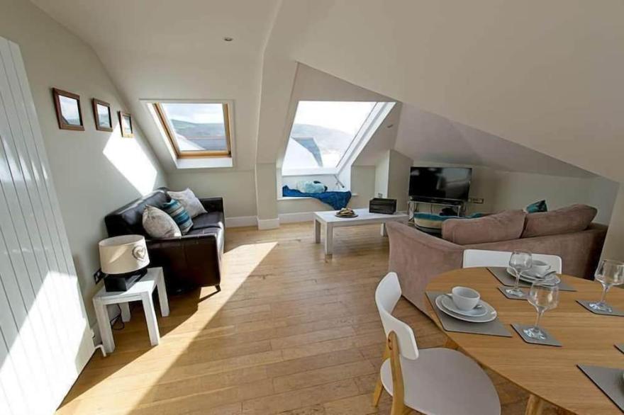 Lovely dog friendly 2 bed apartment on seafront