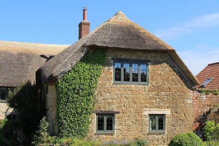 Courtyard Cottage Luxury Thatched Home Sleeps 4  (Pet Friendly) Near Gastro Pub