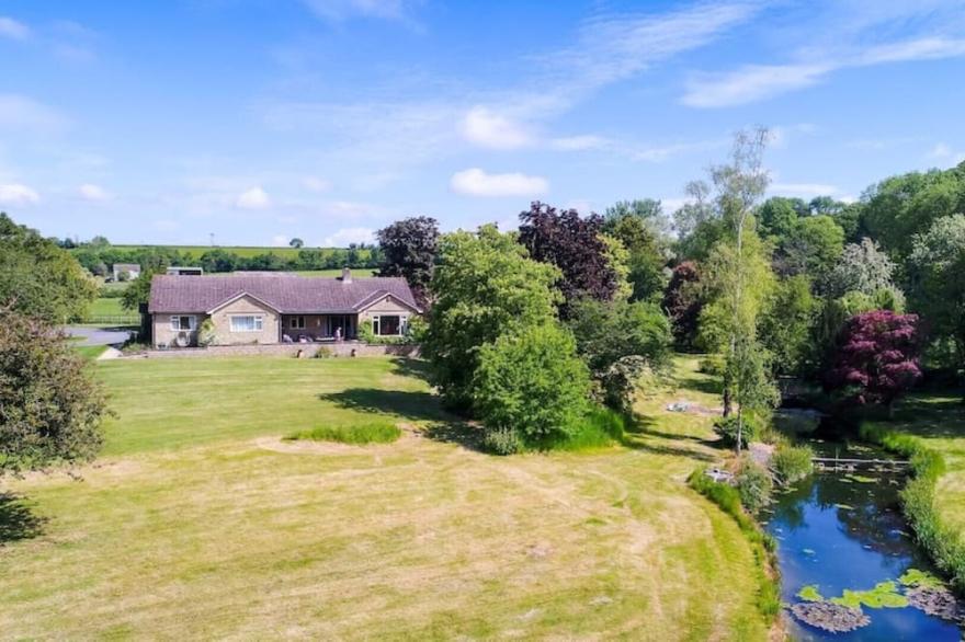 Fabulous Country Retreat , Lovely House , Hot Tub And Set In Beautiful Gardens