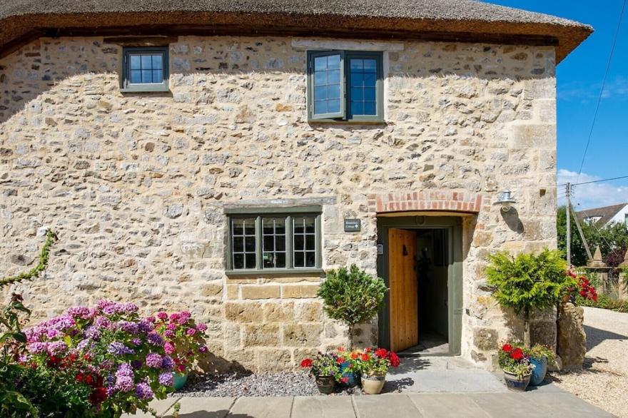 Bramley Cottage Romantic Bolthole Sleeps 2 (Dog Friendly) Near Award Winning Pub