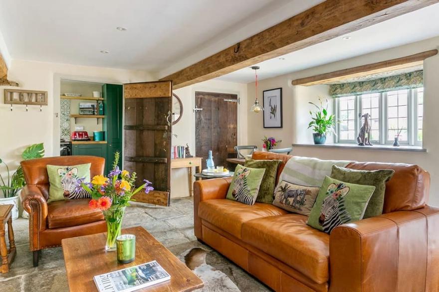 Bramley Cottage Romantic Bolthole Sleeps 2 (Dog Friendly) Near Award Winning Pub