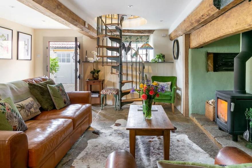 Bramley Cottage Romantic Bolthole Sleeps 2 (Dog Friendly) Near Award Winning Pub