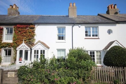 Idyllic fisherman's cottage on Kingsdown beach with lovely garden - Mary's Cottage