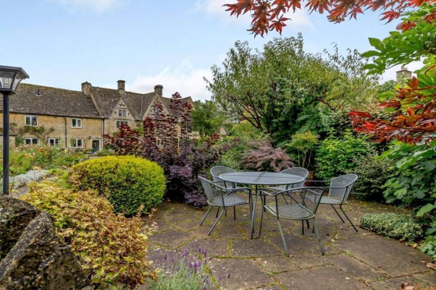 Grade II* Listed Holiday Home With Off-Street Parking And An Open-Plan Garden - Middle Gable