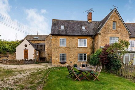 Two bedroom holiday cottage with an Aga in the Cotswolds - Quaint End