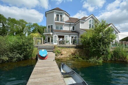 Scout on the Water - Stunning waterside retreat with hot tub on The Landings sailing & fishing lake