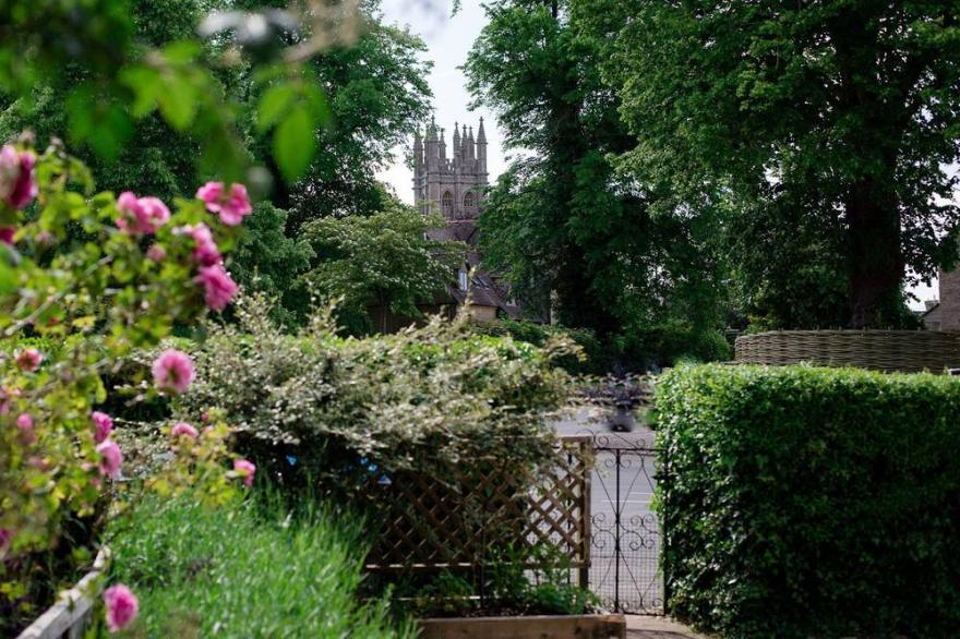 Monument Cottage - sleeps 4 guests  in 2 bedrooms