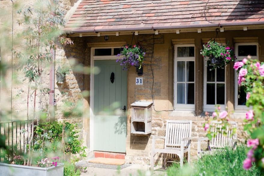 Monument Cottage - sleeps 4 guests  in 2 bedrooms