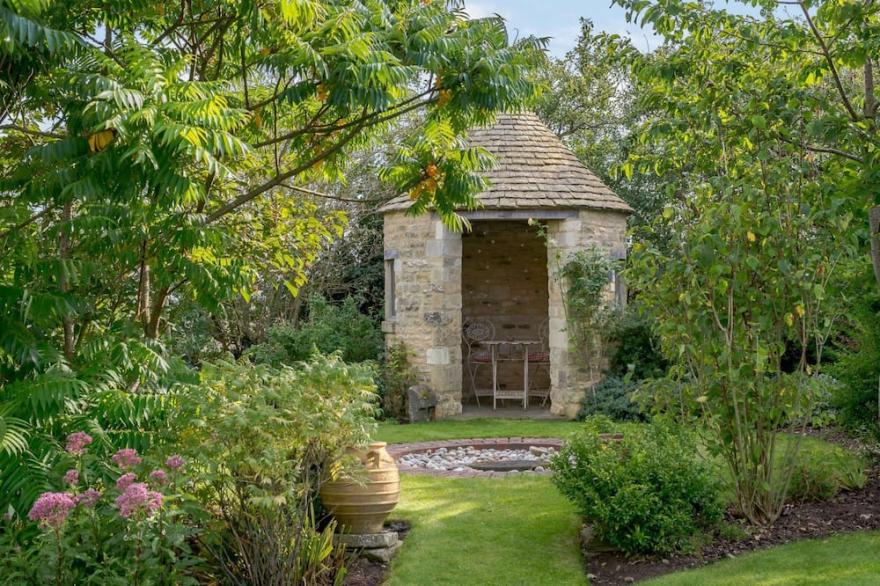Luxury 4 Bedroom Cotswold Holiday Cottage Sleeping 8 Guests Near Burford - Rose Tree Cottage