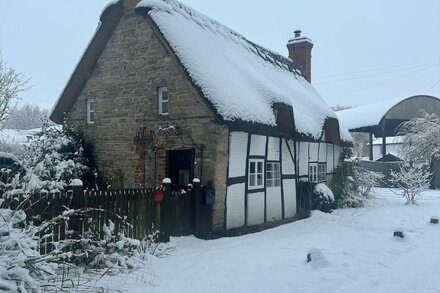 Stunning Thatched 16th Century Cottage. Dog Friendly. **HOT TUB**